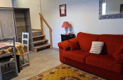Vihiers Apartment | Comfortable apartment in private property overlooking flower garden