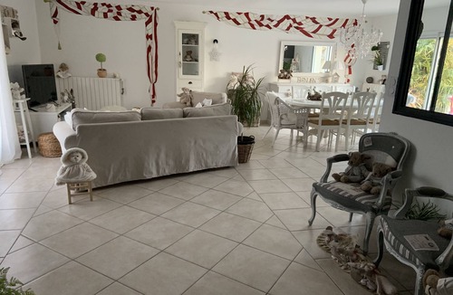 Thaims House | COMFORTABLE HOUSE with private pool and large landscaped garden