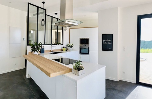Cagnes-sur-Mer Villa | Contemporary villa with pool near the sea