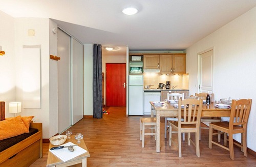 Les Bottieres Apartment | Cosy apartment for 6 people with pool, internet, TV and balcony
