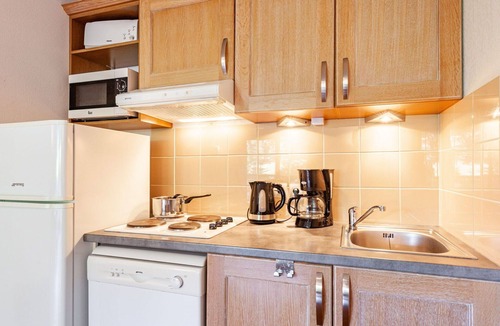 Les Bottieres Apartment | Cosy apartment for 6 people with pool, internet, TV and balcony