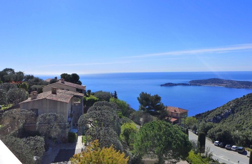 Eze Apartment | Cosy apartment for 5 guests with WIFI, A/C, pool, TV and terrace