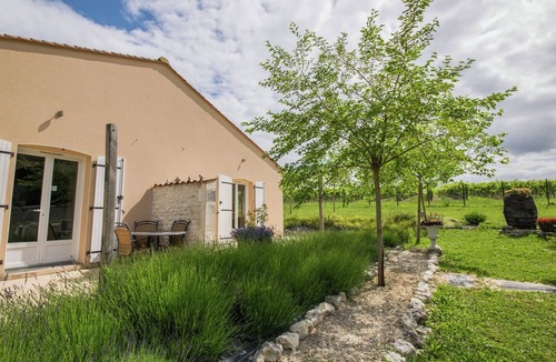 Segonzac Villa | Cosy Apartment in Segonzac with Swimming Pool