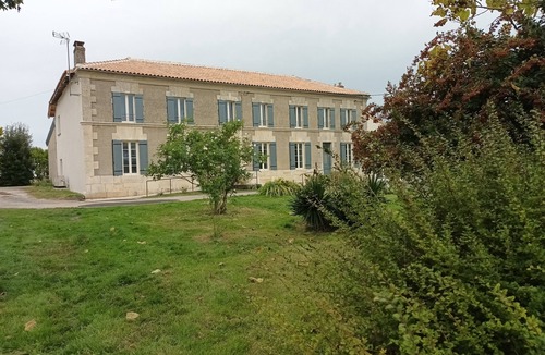 Fontaines-d'Ozillac Apartment | Cosy first-floor apartment in the countryside - private parking
