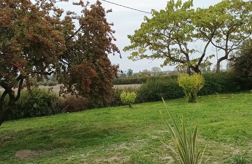 Fontaines-d'Ozillac Apartment | Cosy first-floor apartment in the countryside - private parking