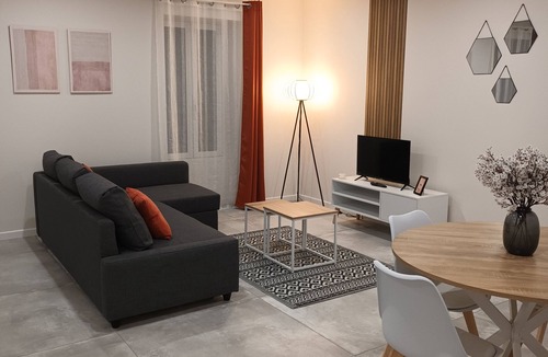 Fontaines-d'Ozillac Apartment | Cosy first-floor apartment in the countryside - private parking