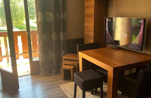 Albiez-le-Vieux Apartment | Cosy studio with superb view of the Aiguilles d'Arves at the foot of the slopes