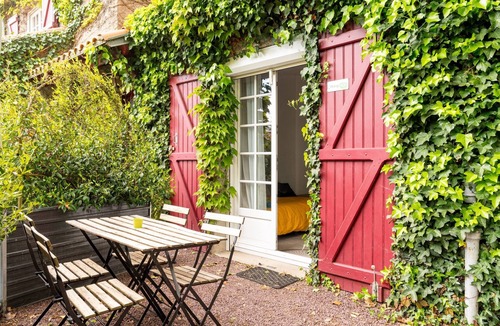 Bouaye House | Cottage 'Les Gîtes Du Robelier - L'étang' with Private Terrace, Shared Garden and Wi-Fi