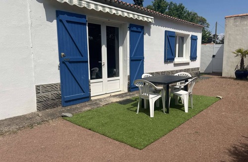 La Gueriniere House | Cozy 1BR Beach House with Sunny Courtyard, BBQ, and Parking - La Guérinière