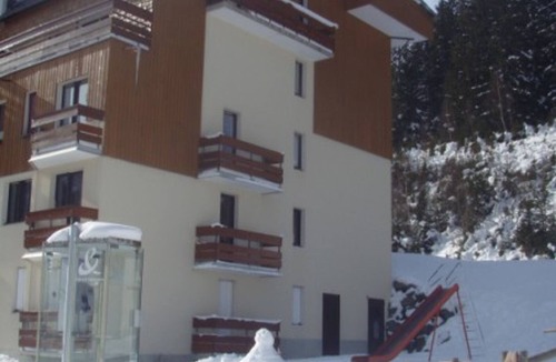 Le Pleynet Apartment | Cozy Apartment for 5, Ski-in/Ski-out, Balcony, Near Slopes and ESF, Free Parking