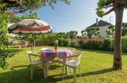 Malemort-sur-Correze House | Cozy Garden Retreat Malemort