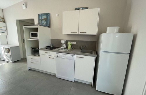 L'Epine House | Cozy New House Near Beach with Garden, Terrace, Parking – Sleeps 3, L'Épine