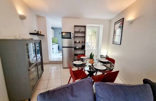Angouleme House | Cozy quiet townhouse with patio