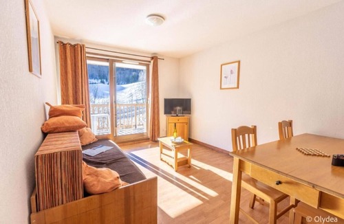 Les Bottieres House | Cozy Ski-in Mountain Retreat w/Heated Pool & Terrace Views | Indoor Pool