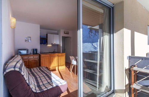 La Mongie Apartment | Cozy Studio Cabin for 4 - Ski-In/Ski-Out, Parking, South-Facing Balcony