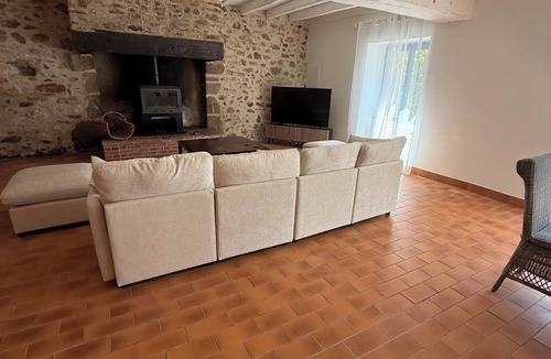 Evron House | Cozy vacation rental for 6 people—countryside—bike storage—pool—near Ste Suzanne
