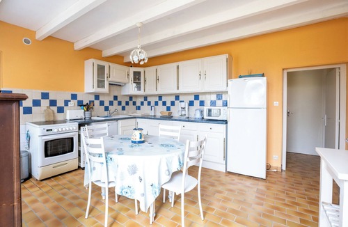 Jonzac House | Cure or vacation a quiet house with a view of the castle