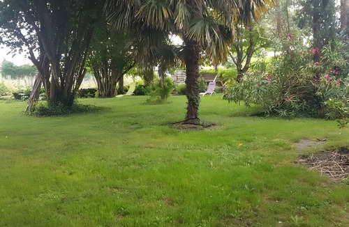 Cartelegue Bed & Breakfast | De La Vaine Guest Room with Private Terrace, Garden, and Wi-Fi