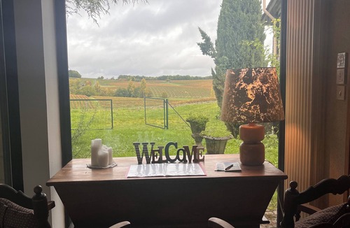 Bellevigne Apartment | Demeure de Malaville pour 8 personnes avec Véranda, terrasse, jardin cour intérieure et piscine au coeur des vignes. Entre 170€ et 230€/nuit selon la saison.
