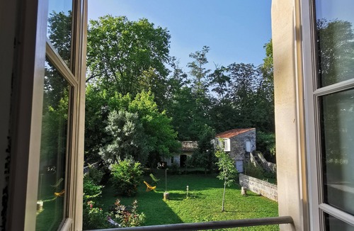 Jonzac House | Detached house with garden at the foot of the Château de Jonzac.