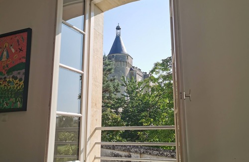 Jonzac House | Detached house with garden at the foot of the Château de Jonzac.