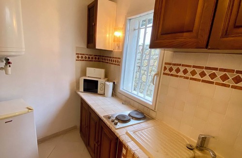 Ollioules Apartment | Detached studio apartment on a large property—in a residential neighborhood near the ocean
