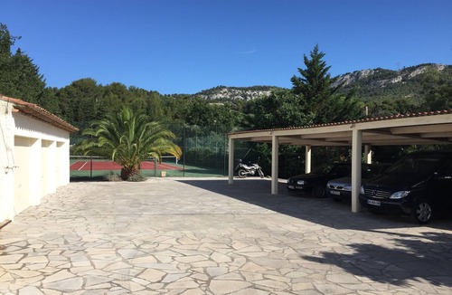 Ollioules Apartment | Detached studio apartment on a large property—in a residential neighborhood near the ocean