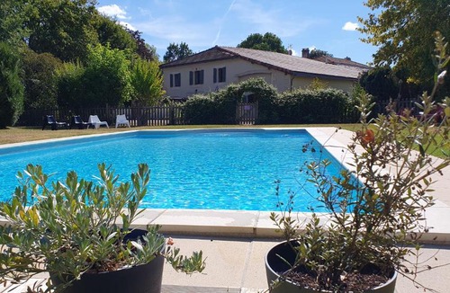 Chaunac House | Domaine Bardon - Deux Gîtes avec piscine pouvant accueillir jusqu'à 14 personnes à la campagne, Charente-Maritime
