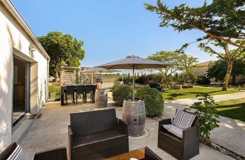La Jarrie House | Domaine Roses Des Sables Gîte with Pool and Meeting Room by Kaz'Concept