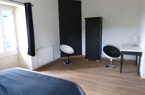 Saint-Thomas-de-Conac House | Double room upstairs with view of the Estuary and the garden