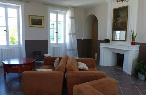 Saint-Thomas-de-Conac House | Double room upstairs with view of the Estuary and the garden