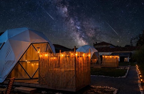 Saint-Pierre-de-Juillers Bed & Breakfast | ESCAPADE INSOLITE - Dômes, Tipis, Aire de Camping-cars & Vans