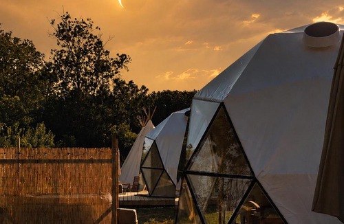 Saint-Pierre-de-Juillers Bed & Breakfast | ESCAPADE INSOLITE - Dômes, Tipis, Aire de Camping-cars & Vans
