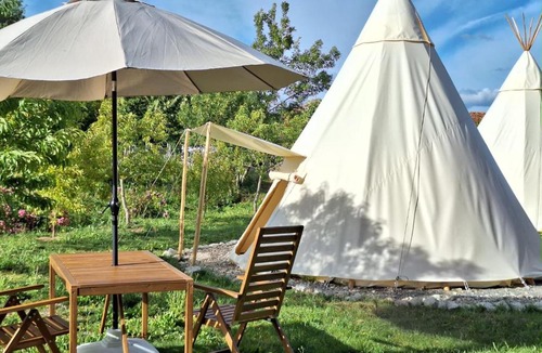 Saint-Pierre-de-Juillers Bed & Breakfast | ESCAPADE INSOLITE - Dômes, Tipis, Aire de Camping-cars & Vans