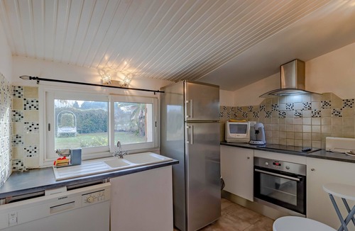 Saint-Avit-Saint-Nazaire House | Escape to Les Pouges – Renovated House with Garden, Fast Wi-Fi, Barbecue
