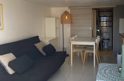 Cogolin Apartment | f1 font mourier cogolin