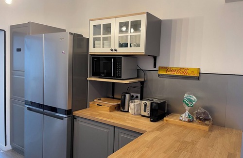 Leon House | Family home with swimming pool ideally located between village and lake