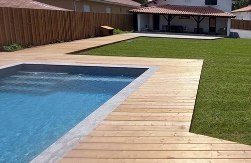 Leon House | Family home with swimming pool ideally located between village and lake