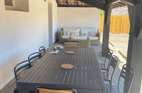 Leon House | Family home with swimming pool ideally located between village and lake