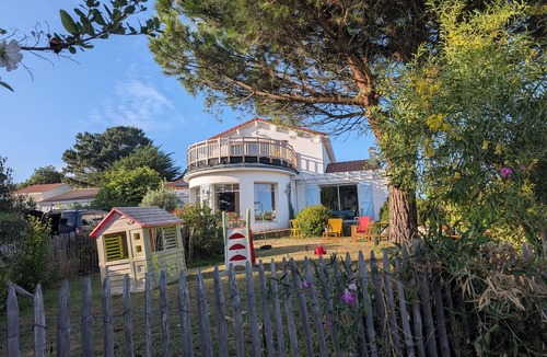 Prefailles Villa | Family villa, sea view, beach and center on foot