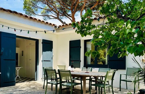 Plage de la Garonnette Villa | Family villa with air conditioning 5 min from the sea with parking and Wifi
