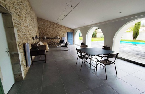 L'Eguille House | Former chai classé 4★ - charming house, comfort and relaxation guaranteed!