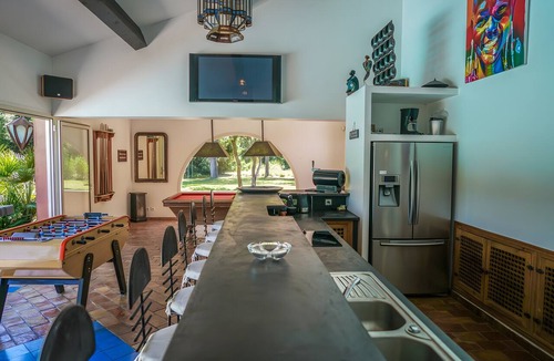 Saint-Maximin-la-Sainte-Baume Villa | Villa 'Hangaroa' with Wi-Fi and Air Conditioning
