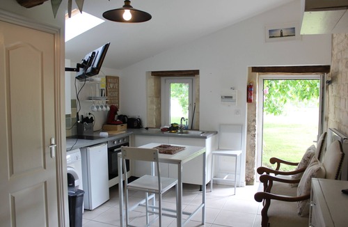 Saint-Savinien Apartment | Fully-equipped studio with swimming pool in a quiet location 2 minutes from amenities.