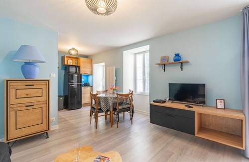 Jonzac Apartment | Furnished Apartment in Townhouse, City Center Location