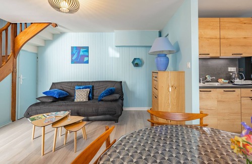 Jonzac Apartment | Furnished Apartment in Townhouse, City Center Location