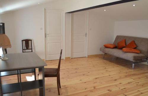 Salles-de-Barbezieux House | Gîte Charentais avec piscine, terrasse, et pêche - confort moderne et charme rural - FR-1-653-87