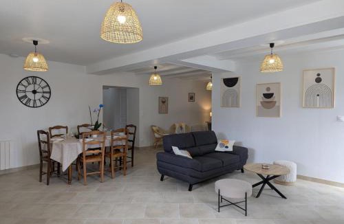 Challignac House | Gîte charentais rénové au calme avec parking et jardin privatif - FR-1-653-281