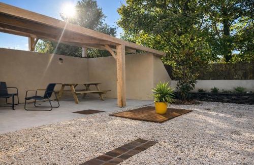 Le Puy-Notre-Dame Villa | Gîte climatisé avec cour privée calme et vignobles 4 pers