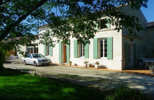 Gemozac House | Gîte cosy, sur jardin, terrasse privée, parking au calme en rdc